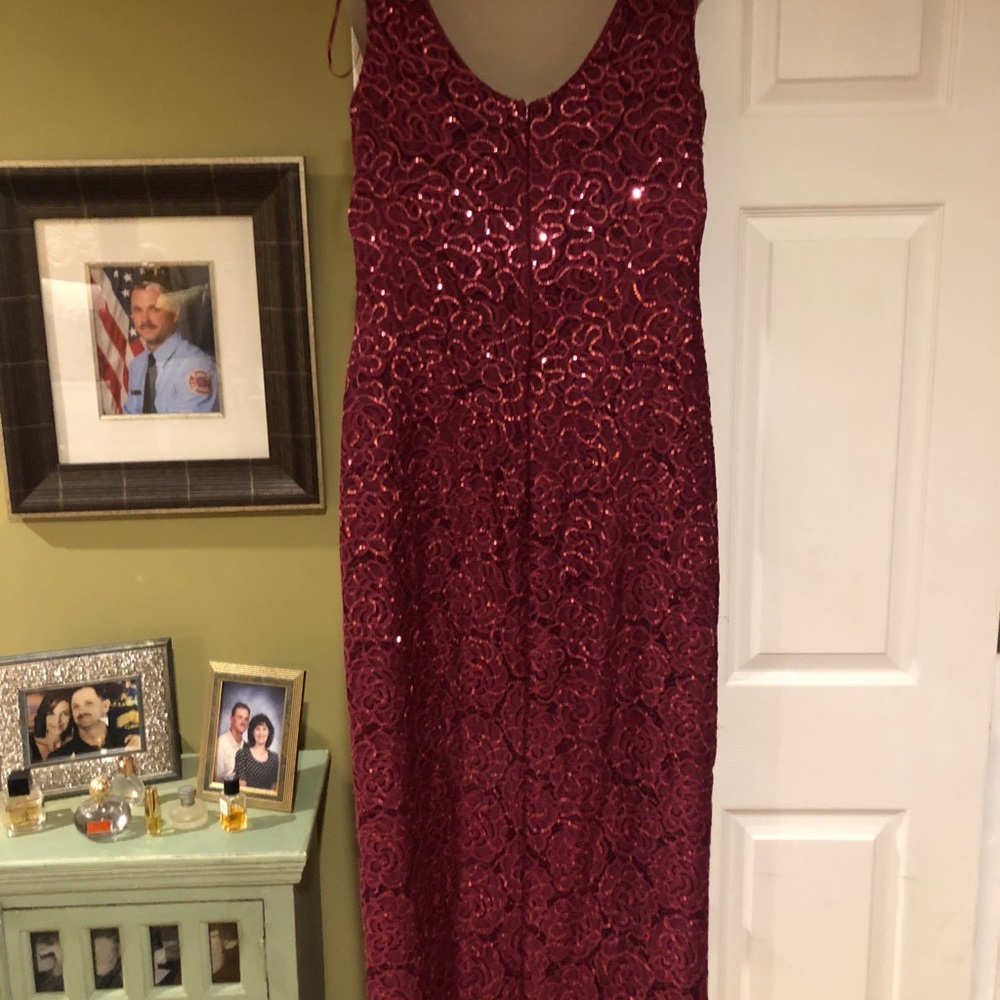 Formal gown with free earrings - Picture 4 of 7